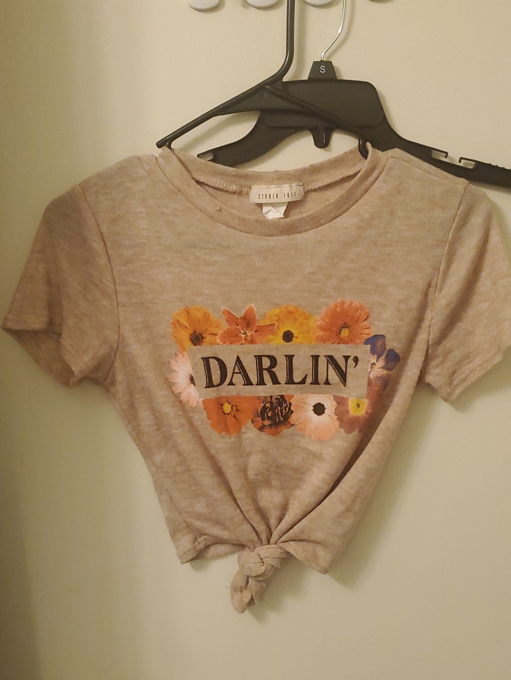 FREE W/ ANY PURCHASE Studio 1011 Beige Tie-Front Floral DARLIN Crop Top